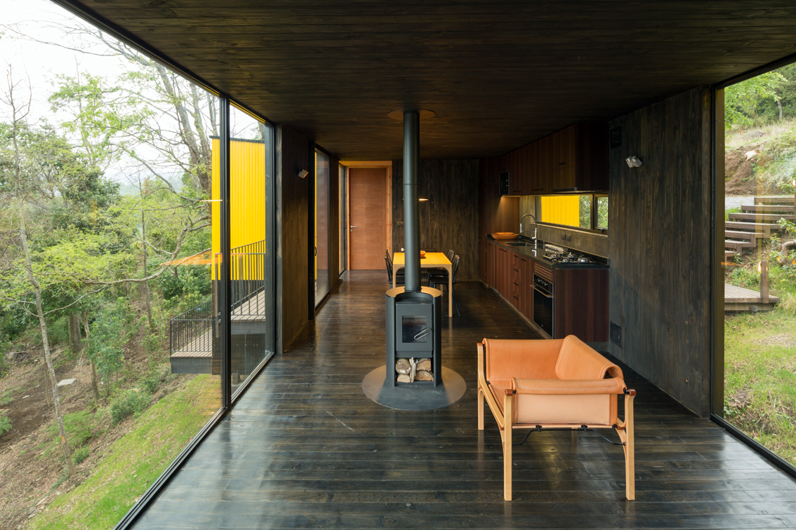 Yellow House — detalle de cubierta y encuentro con pilotes, arquitecto Alejandro Soffia